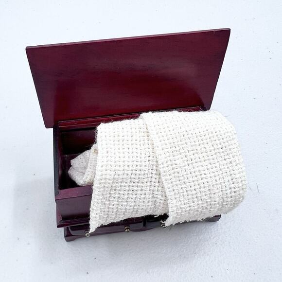 Vintage Wooden Bench Chest Lifting Seat & Blanket Dollhouse Miniature 1:12 - Picture 2 of 7
